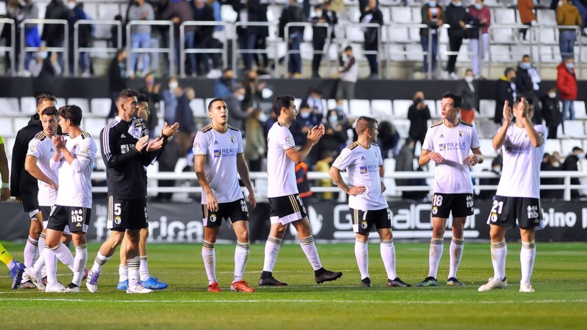 Los jugadores del Burgos CF saludan a la afición. TOMÁS ALONSO