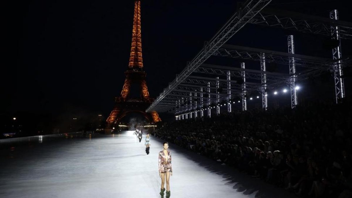 Desfile de Yves Saint Laurent, con la torre Eiffel de fondo.-AP / KAMIL ZIHNIOGLU