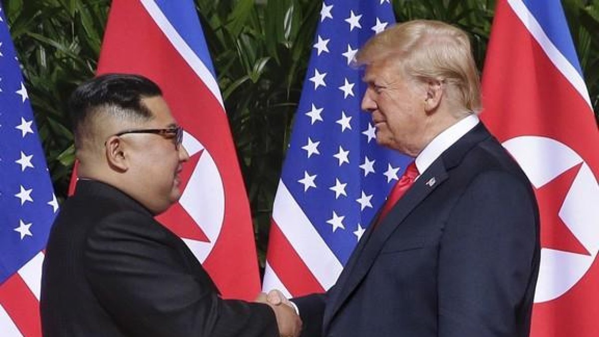otografía de archivo del 12 de junio de 2018 en la que el presidene de EEUU, Donald Trump, saluda al líder norcoreanos, Kim Jong-un, en la cumbre de Singapur.-EFE