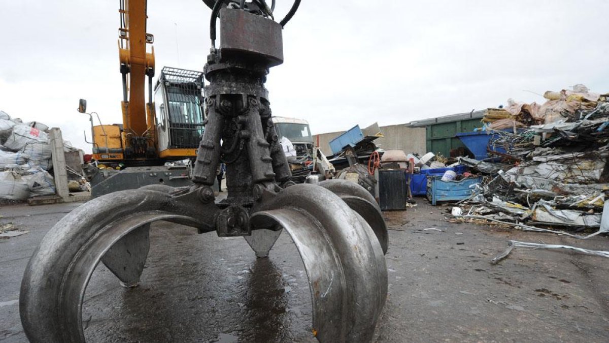 Los desguaces reciben muchos materiales metálicos para recuperar.-I. L. MURILLO