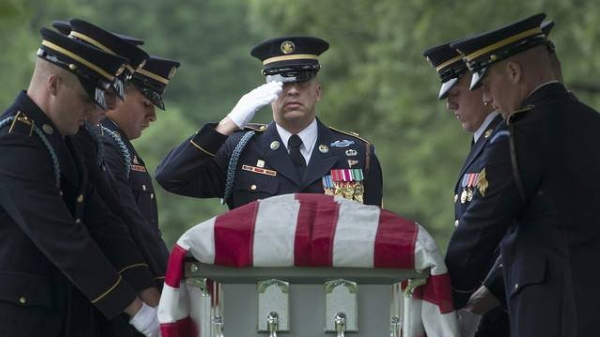 Entierro del cabo Richard L. Wing del ejército de EEUU en Arlington, Virginia.-Foto: EFE / MICHAEL REYNOLDS