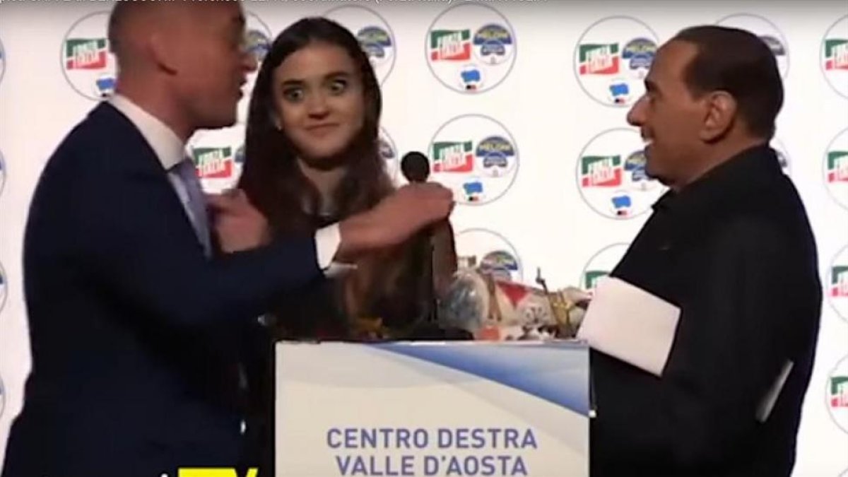 Berlusconi, en el acto en Aosta-YOUTUBE