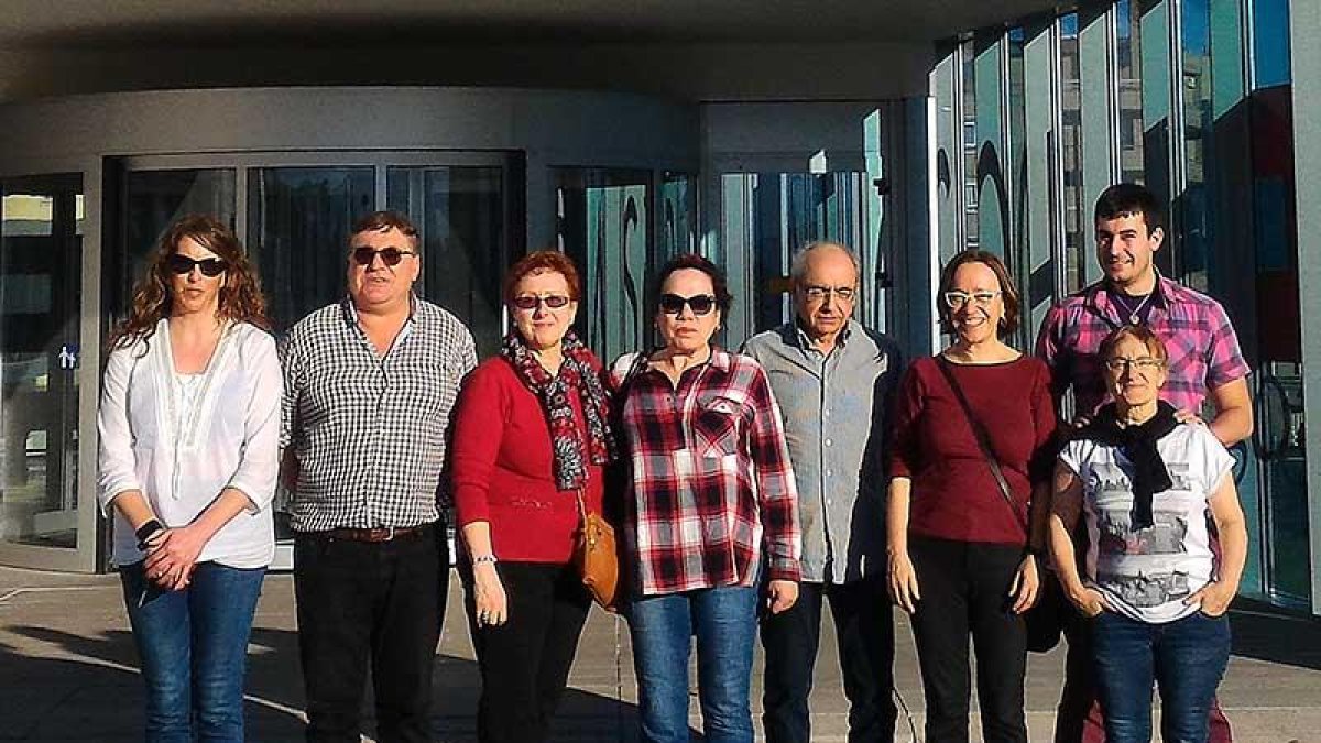 Junquera (dcha) en el hospital ‘Tres Mares’ deReinosa con representantes de las plataformas de Palencia y Cantabria.-ECB