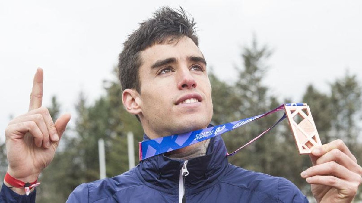 Jesús Gómez posa con la medalla de bronce que consiguió en Glasgow el pasado domingo.-ISRAEL L. MURILLO