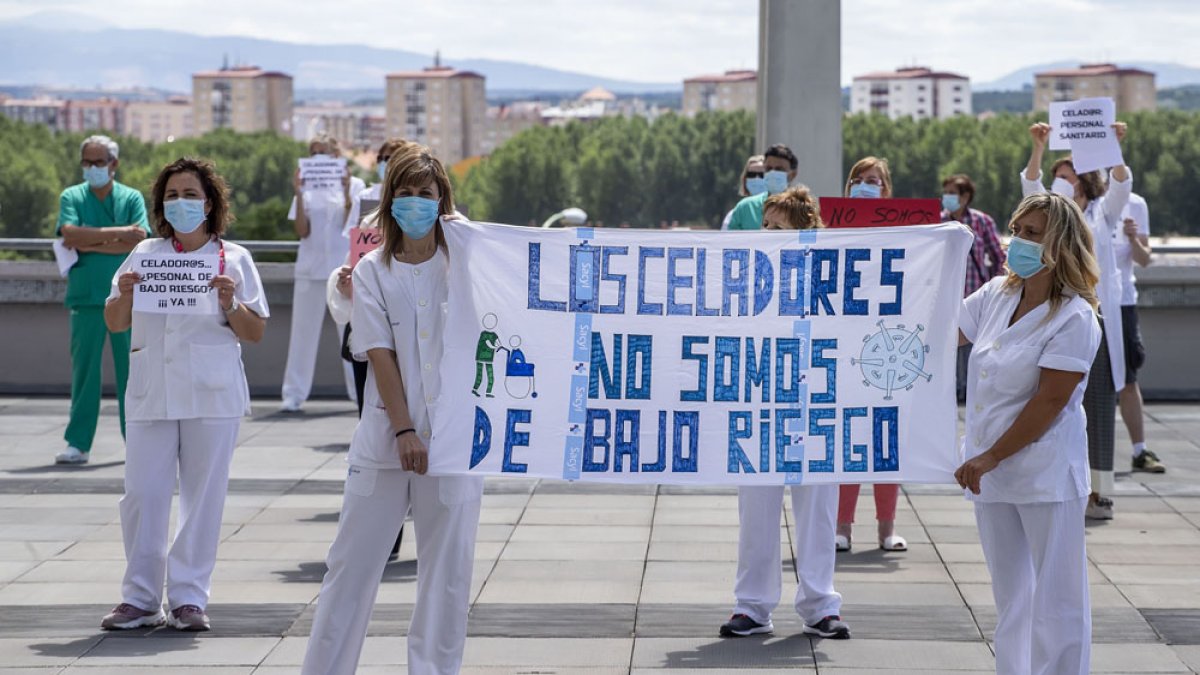 Los celadores se concentraron ayer frente al acceso del HUBU. SANTI OTERO