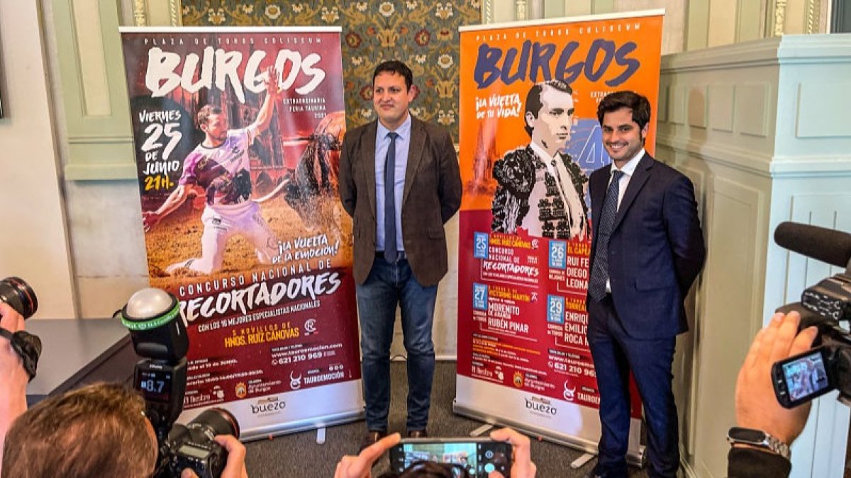 Los representantes de la empresa, en la presentación de los carteles el día 10 de junio. ECB