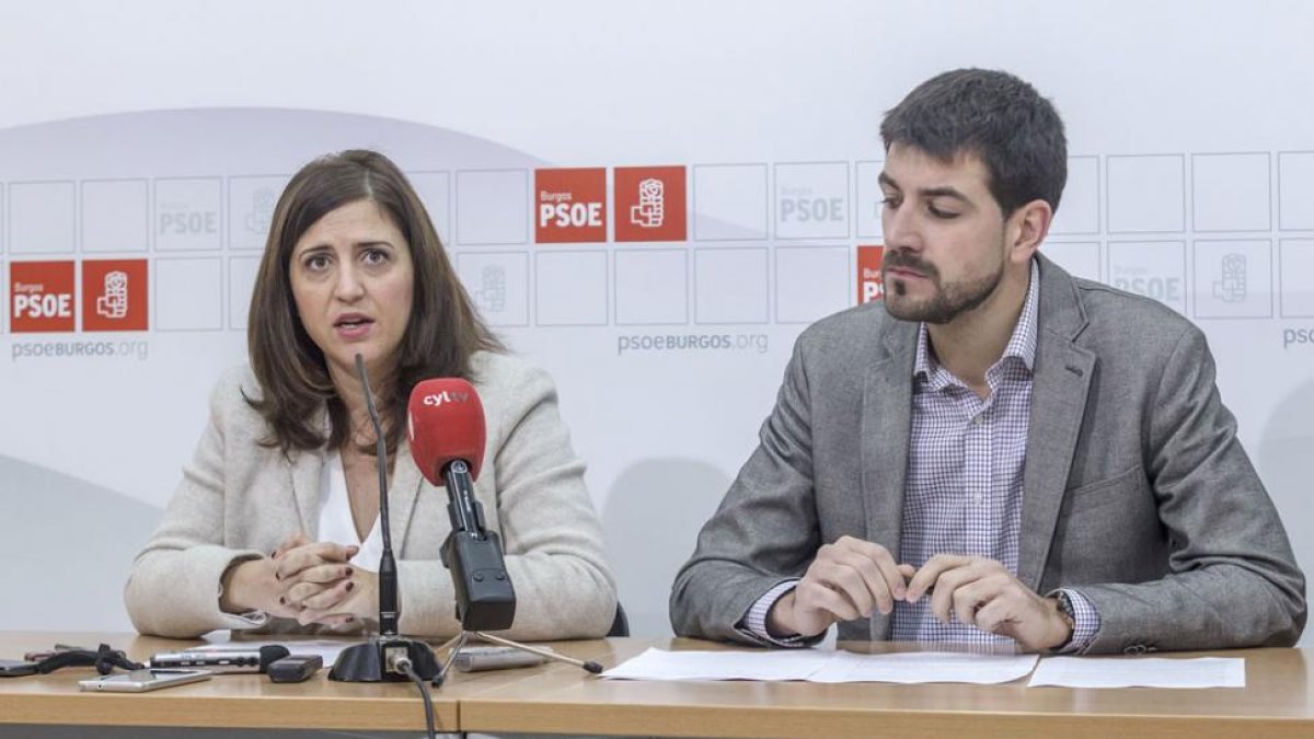 Esther Peña y David Jurado , durante la rueda de prensa que ofrecieron ayer en la sede del PSOE de Burgos.-S. O.