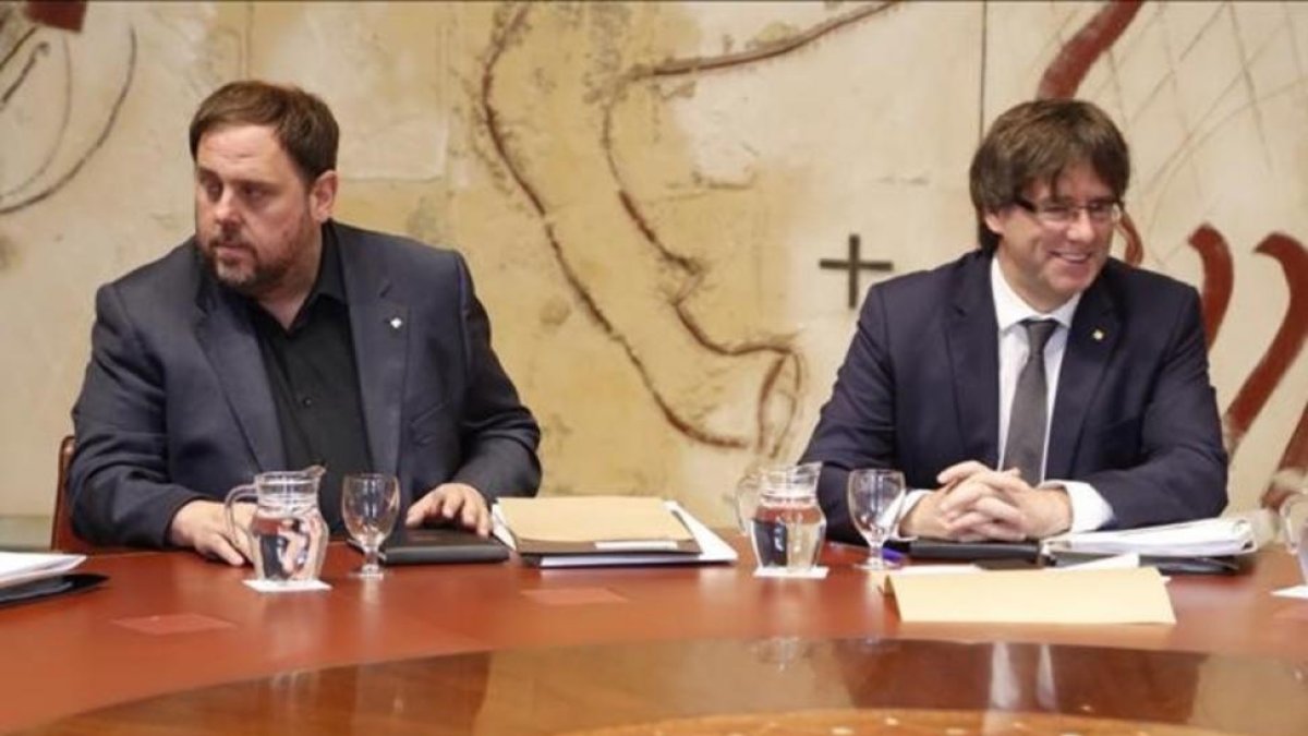 Oriol Junqueras y Carles Puigdemont, durante la reunión del Consell Executiu, este martes.-