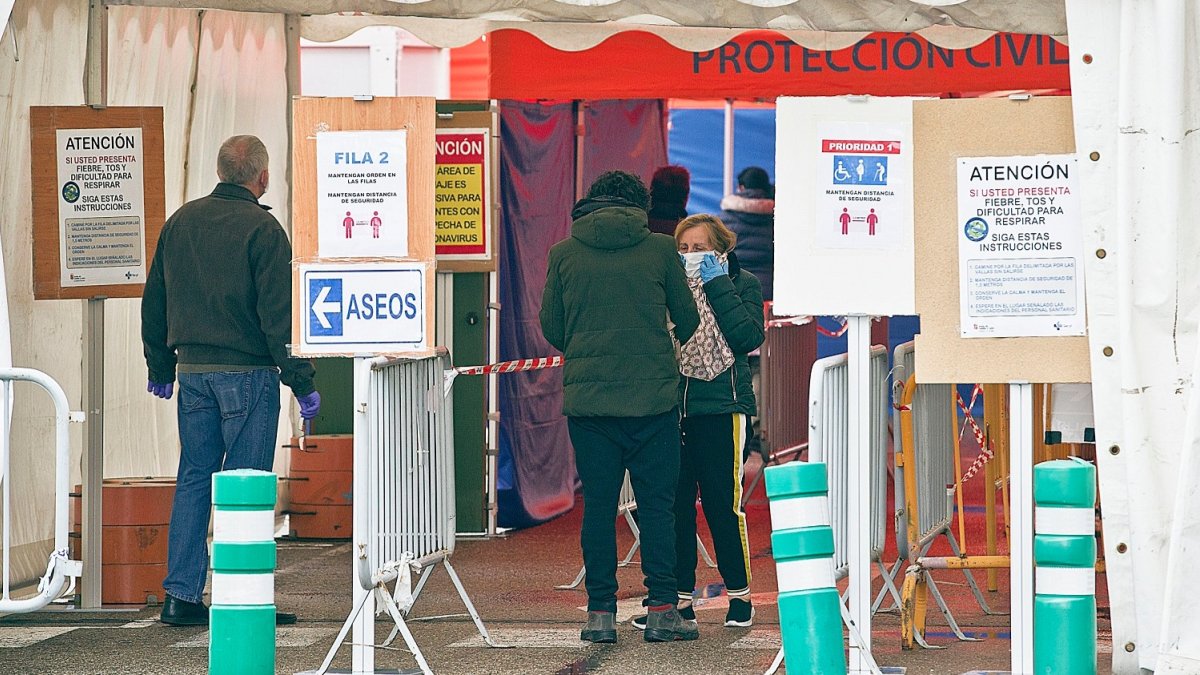 La carpa de triaje recibe ya a los primeros pacientes. ISRAEL L. MURILLO