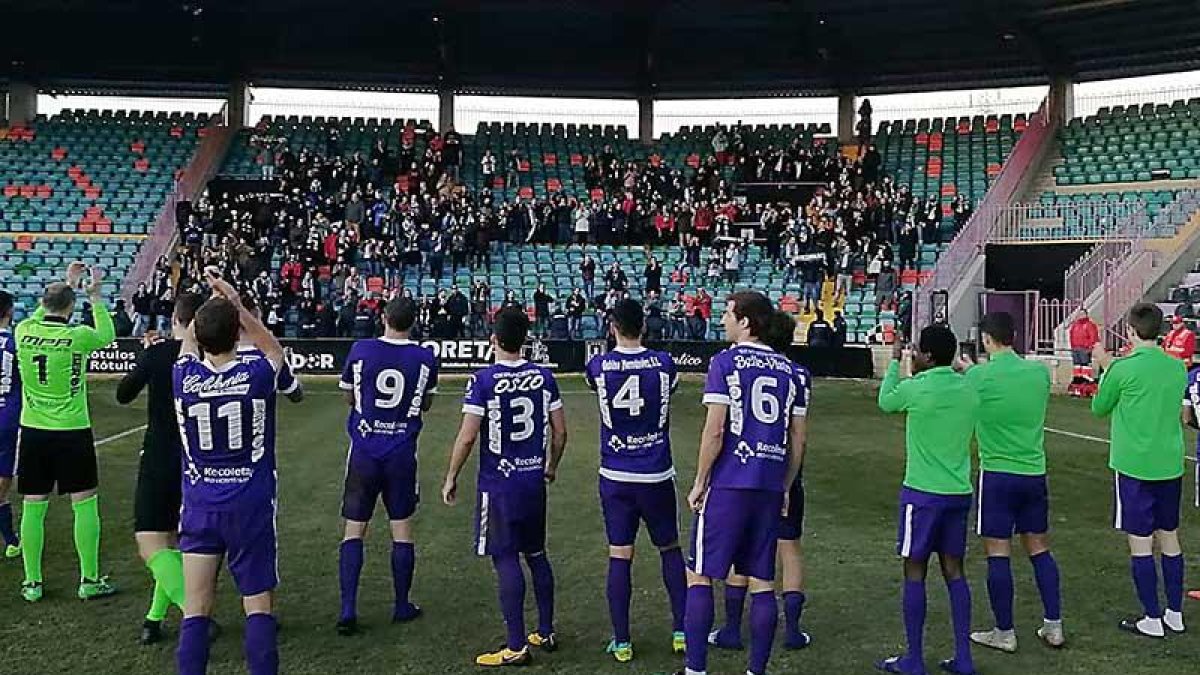Los jugadores del Burgos CF agradecen su apoyo a la afición desplazada.-@BURGOSCF