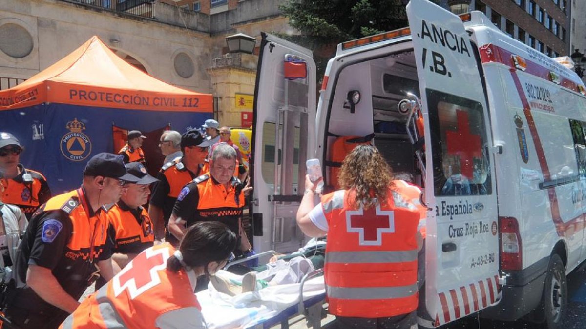 Cruz Roja realiza un servicio de emergencia ante un golpe de calor en un evento público.-ISRAEL L. MURILLO