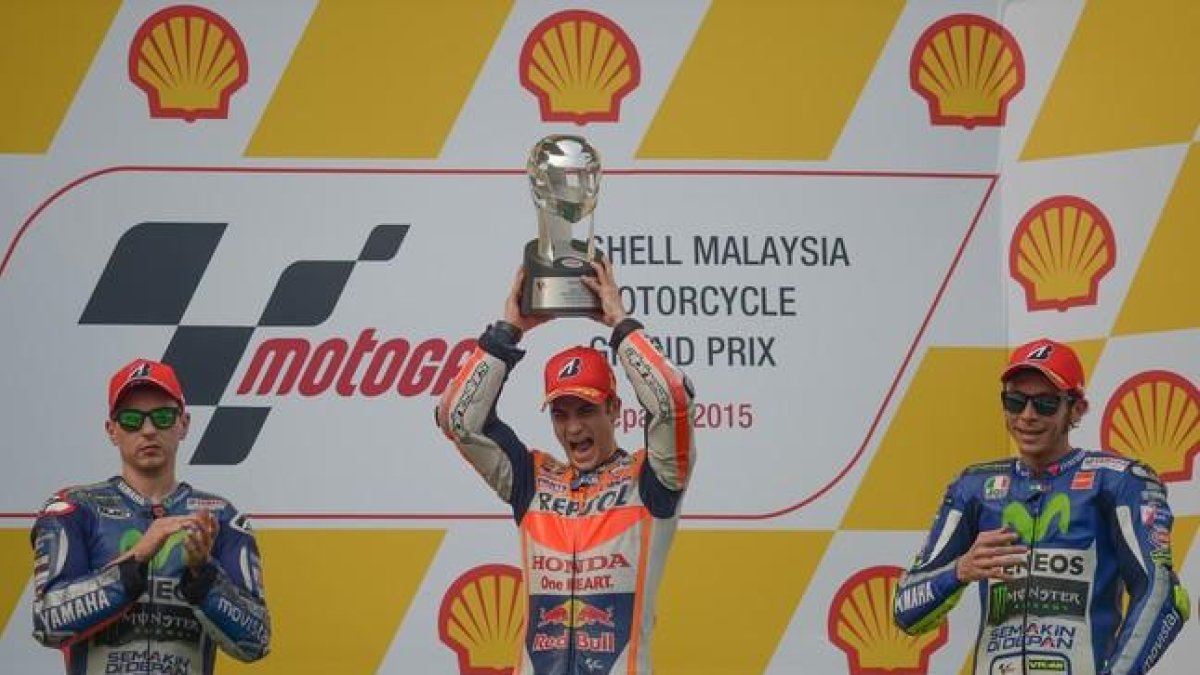 Pedrosa celebra su victoria en el GP de Malasia, en la que Lorezo ha acabado segundo y Rossi, tercero.-AFP