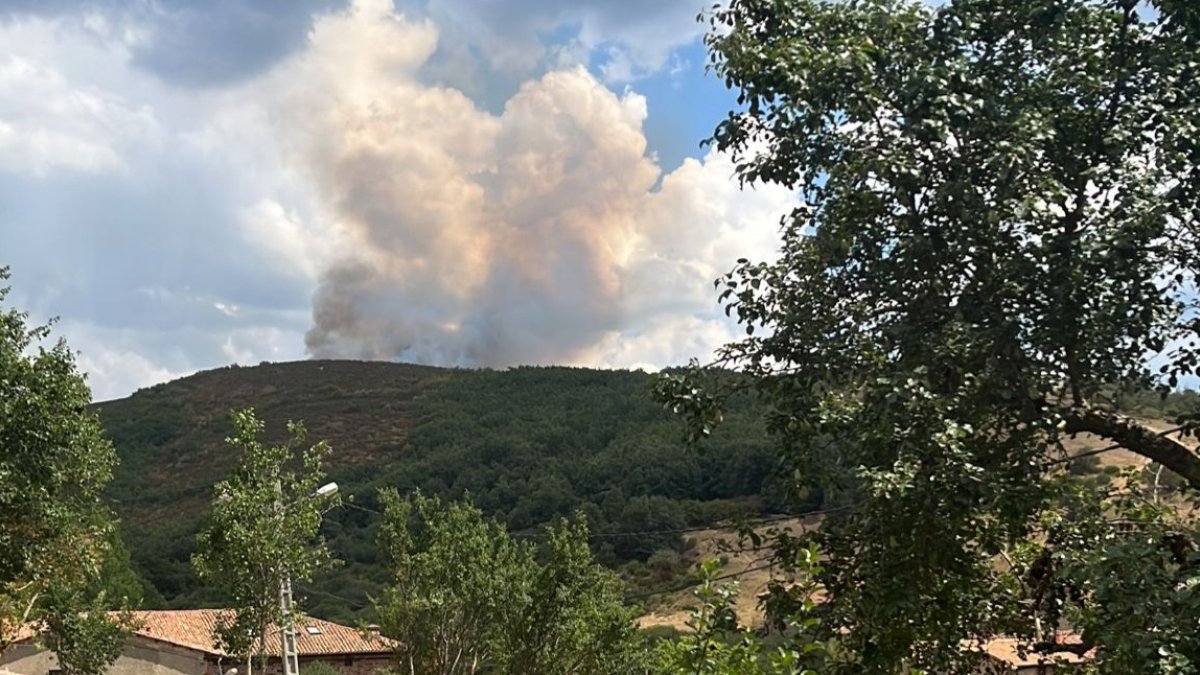 Incendio en Pineda de la Sierra: @INFOCYL