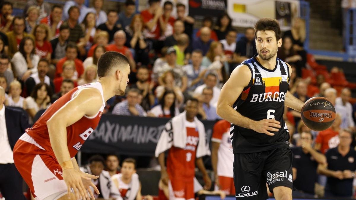 Fitipaldo sube el balón en el partido del pasado sábado frente al Manresa.-ACB PHOTO / J. ALBERCH