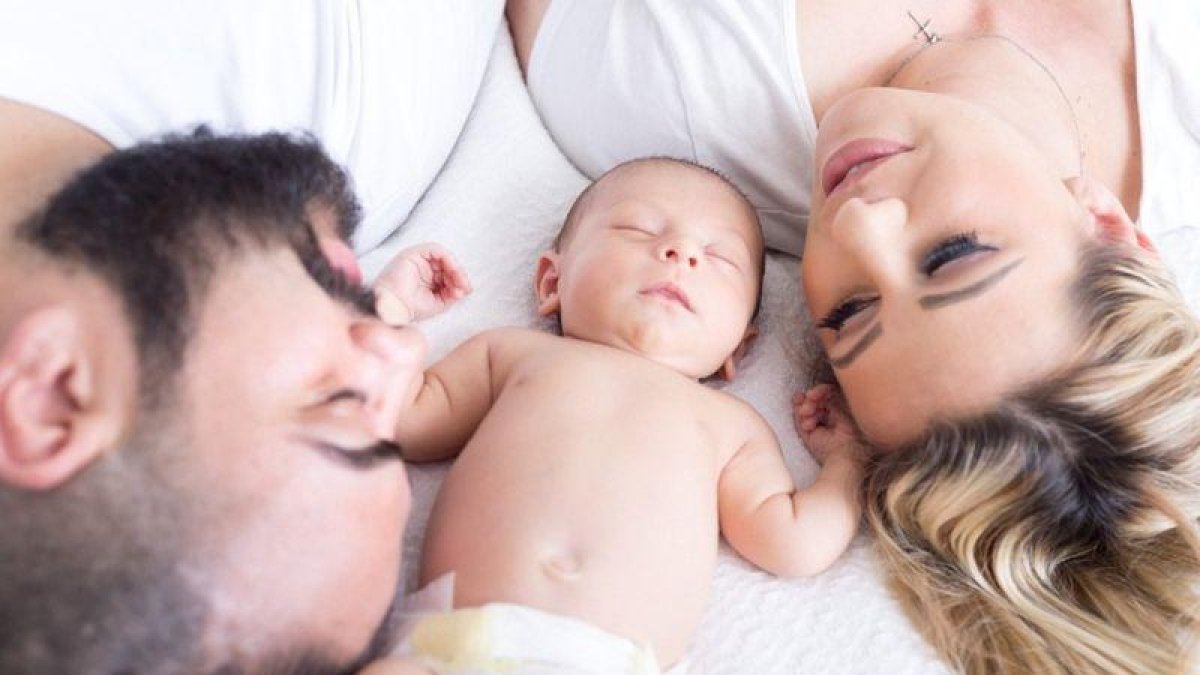 Unos padres con su bebé.-EL PERIÓDICO