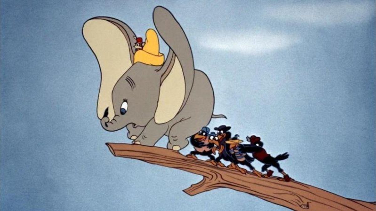 Dumbo, con Timoteo en la cabeza, sufre el acoso de los juerguitsas cuervos, en la película de Disney de 1941.-