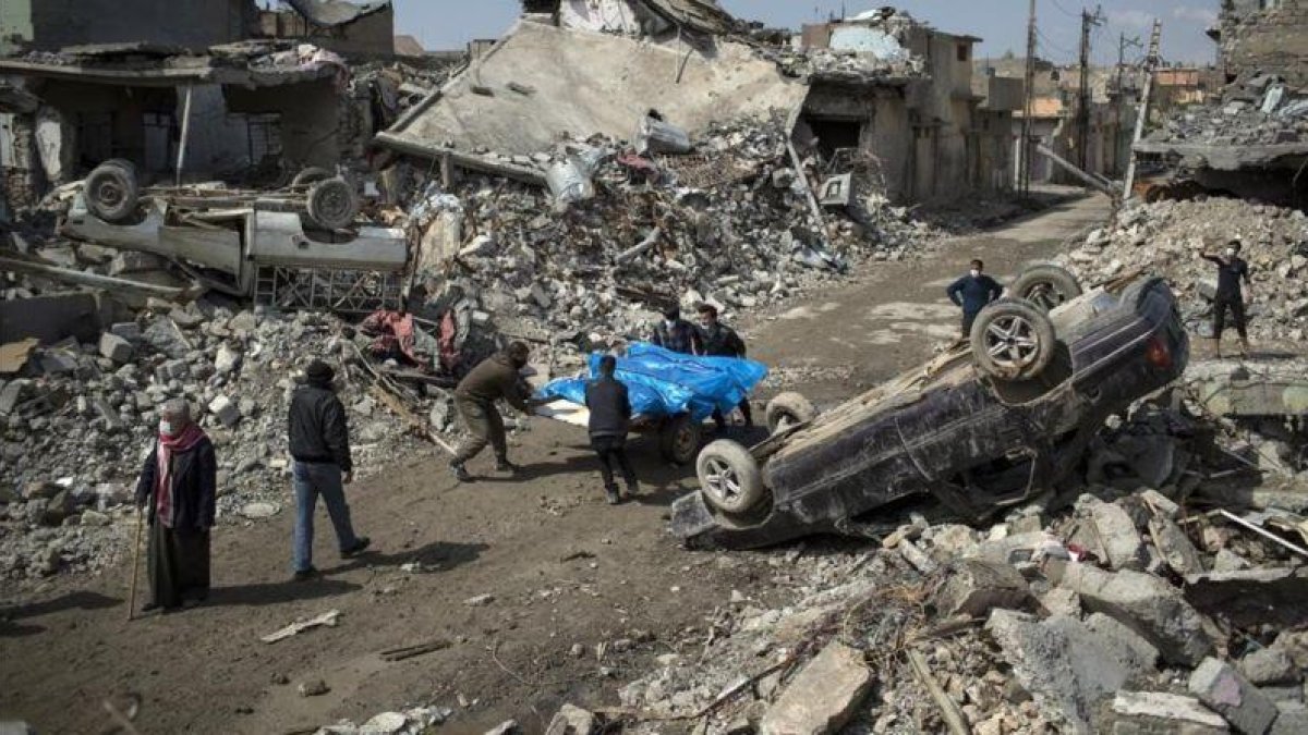 Unos civiles retiran cadáveres de entre las ruinas de Mosul.-AP / Felipe Dana