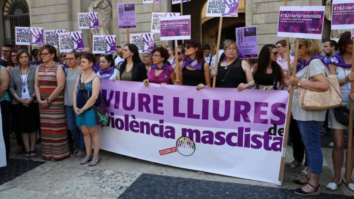 Concentración contra la violencia machista ante el Ayuntamiento de Barcelona, el pasado junio.-RICARD CUGAT