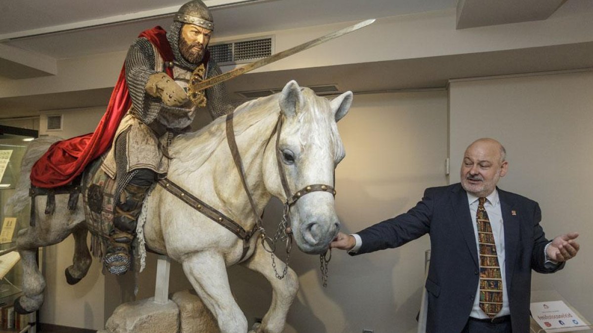 Juanjo García muestra la escultura realizada por Juan Villa en la primera planta del Museo del Libro.-Santi Otero