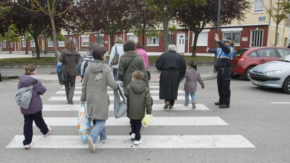 Una agente de Policía Local regula un paso de peatones.-ISRAEL L. MURILLO