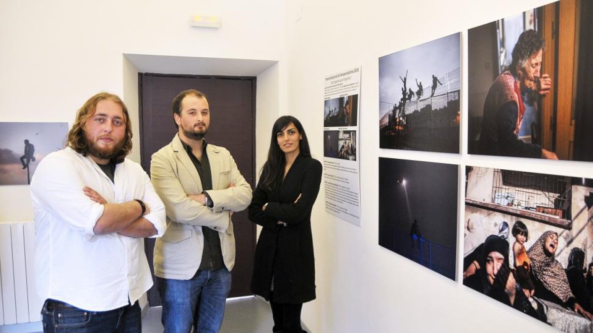 Los premiados Santiago Palacios, Andres Kudacki, y Maysun Abu-Khdeir, junto a sus obras premiadas-ICAL