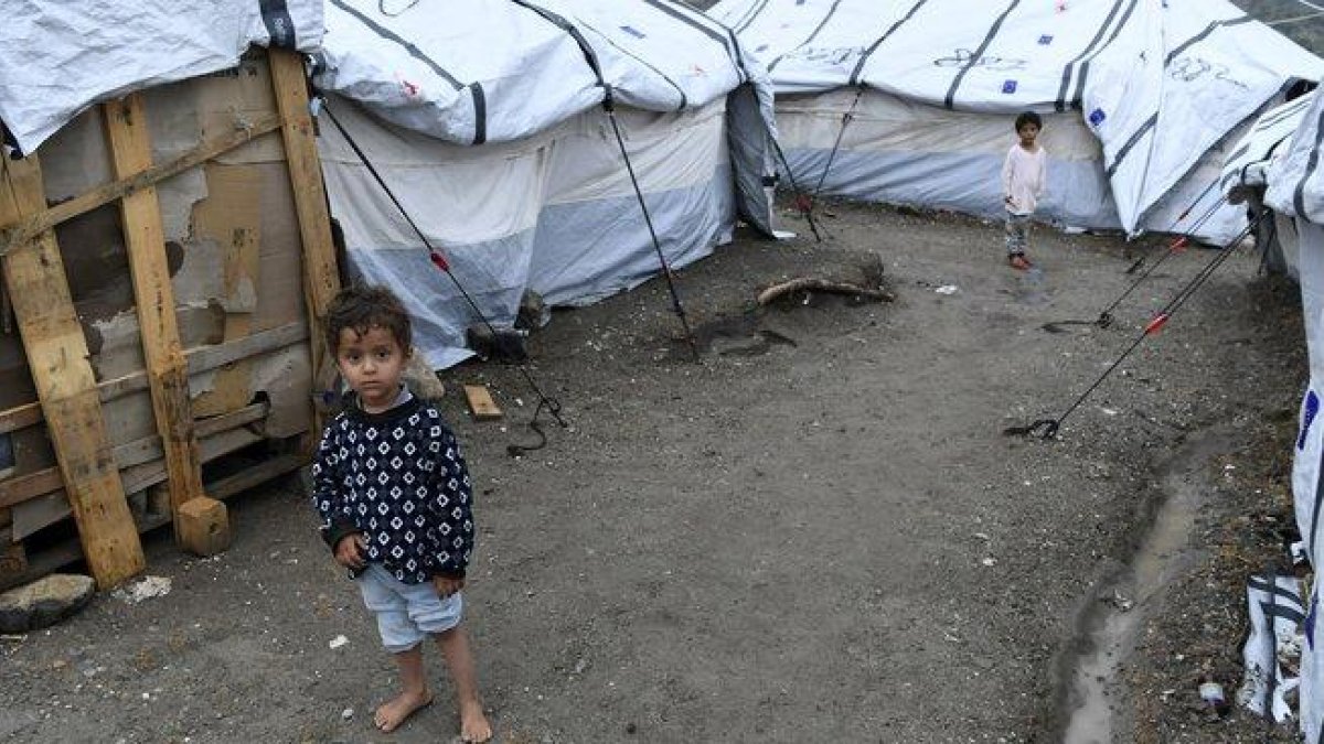 Un niño migrante en el el campo de refugiados Moria, en el sureste de la isla de Lesbos (Grecia).-MICHAEL VARAKLAS (AP)