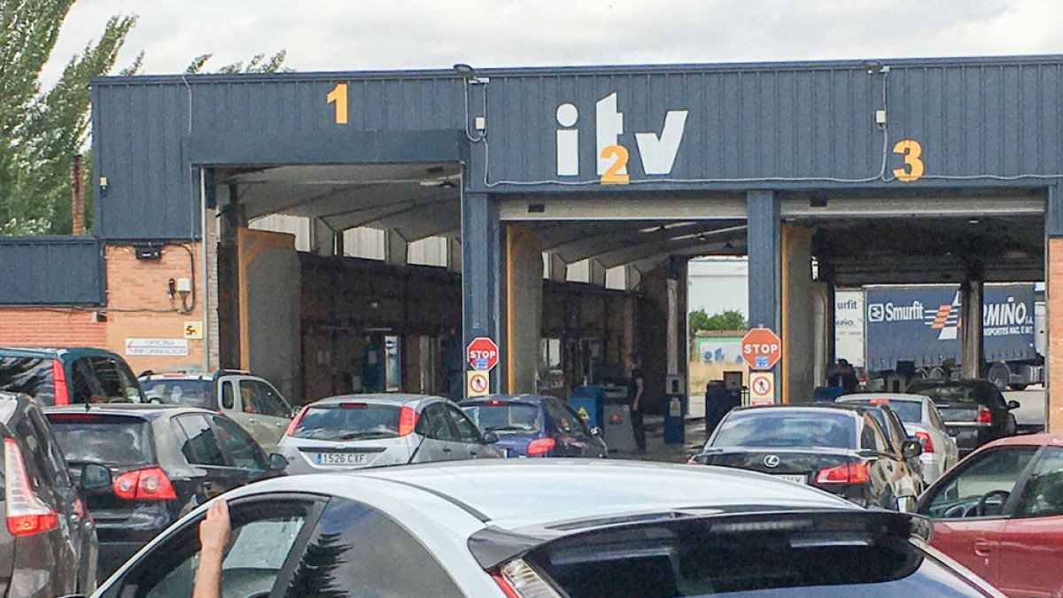 Colas esta semana para pasar la inspección en la estación de ITV de Itevelesa en Villalonquéjar. ISRAEL L. MURILLO.