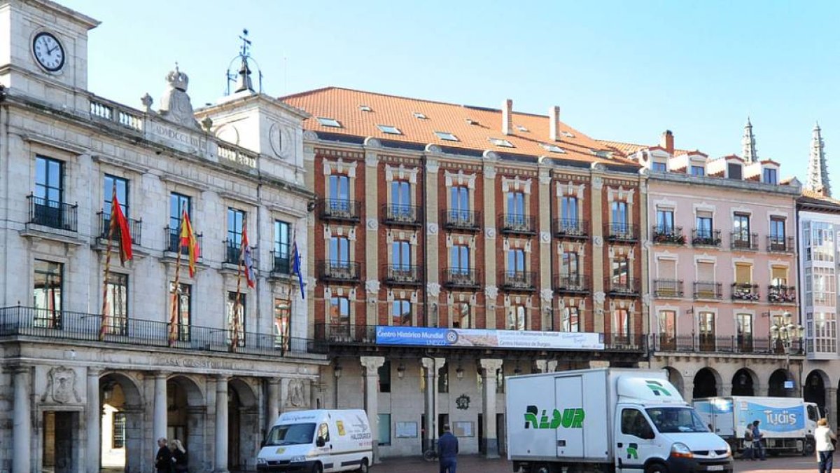 La Plaza Mayor de la localidad burgalesa con su Ayuntamiento en primer término.-ISRAEL L. MURILLO