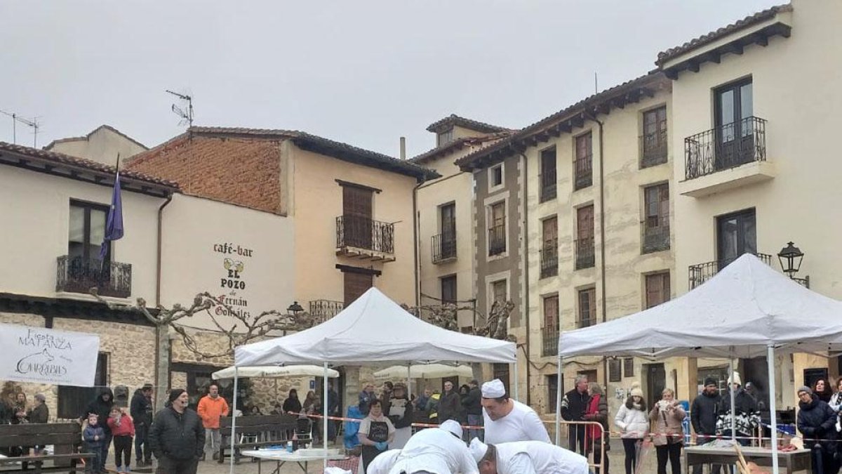 El público pudo conocer los diferentes pasos del proceso y degustar después los productos cocinados in situ.-E. M.