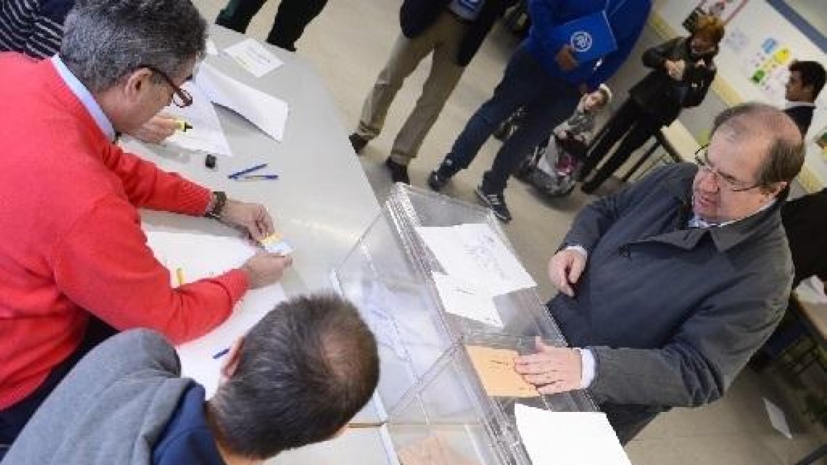 El presidente Herrera votó a primera hora de la mañana en el colegio Venerables de Burgos.-R. ORDÓÑEZ