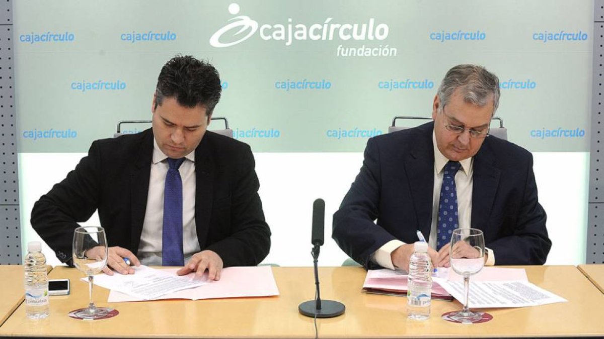 -Jorge Villaverde, presidente de la asociación de empresarios de Villalonquéjar, y Luis Conde, presidente de la Fundación Cajacírculo, firman el acuerdo.
