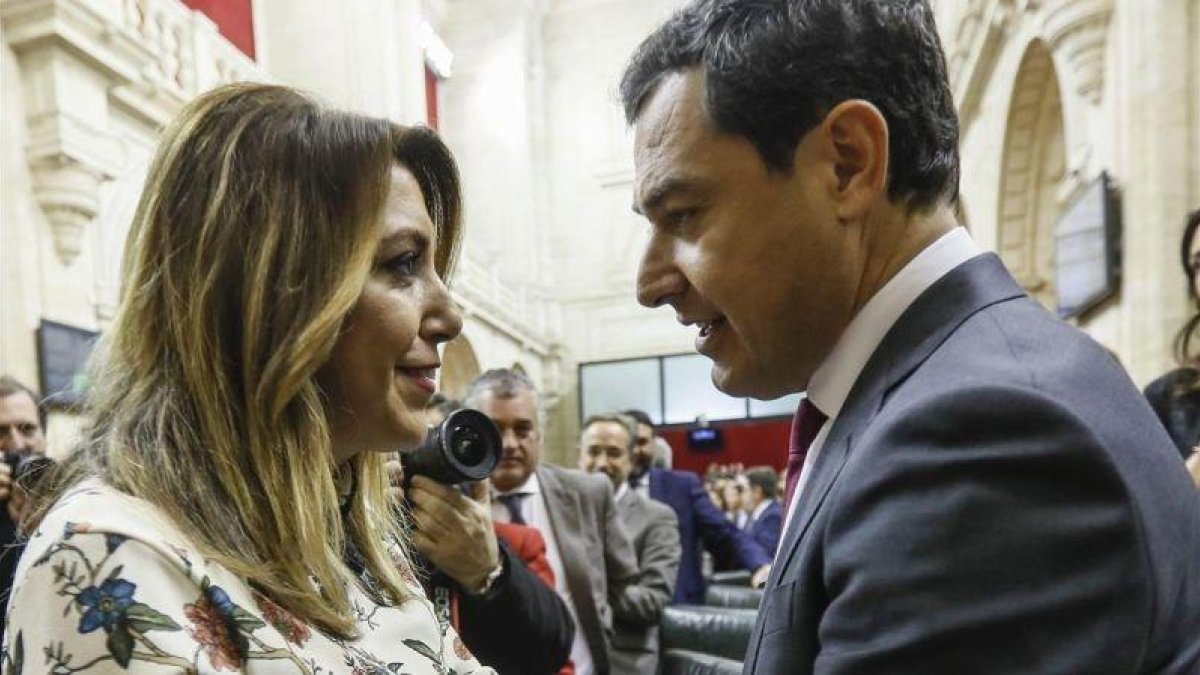 Susana Díaz felicita a Juanma Moreno tras ser investido presidente de la Junta de Andalucía, el pasado 16 de enero.-JOSÉ MANUEL VIDAL (EFE)