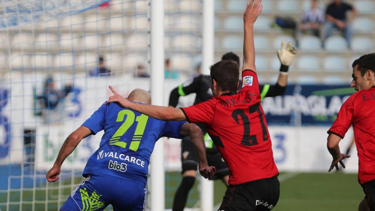 Pablo prepara el pase del gol local cuando el balón ya había superado la línea de fondo, ayer.-LUIS DE LA MATA / DIARIO DE LEÓN