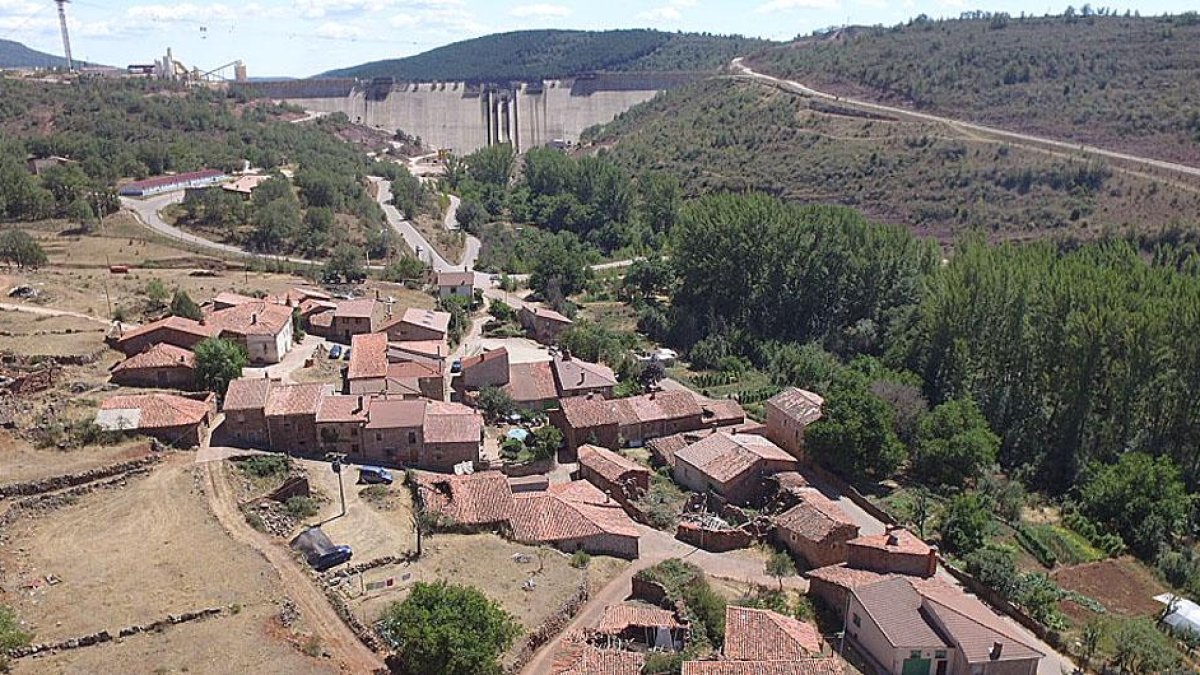 Ciudadanos reprocha a ambas administraciones que hayan dejado todo a medias, poniendo como ejemplo la obra de la presa, cuyo coste no deja de crecer.-I. L.M.