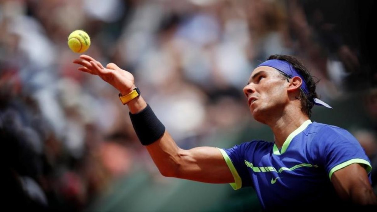 Nadal saca durante su partido ante Bautista.-AFP