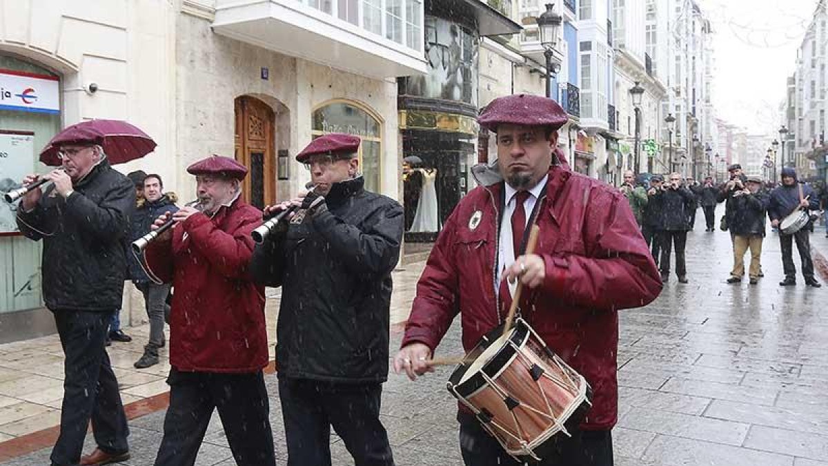 Los músicos dijeron tururú a la nieve y al frío y amenizaron las calles del centro a la hora del vermú.-Raúl Ochoa