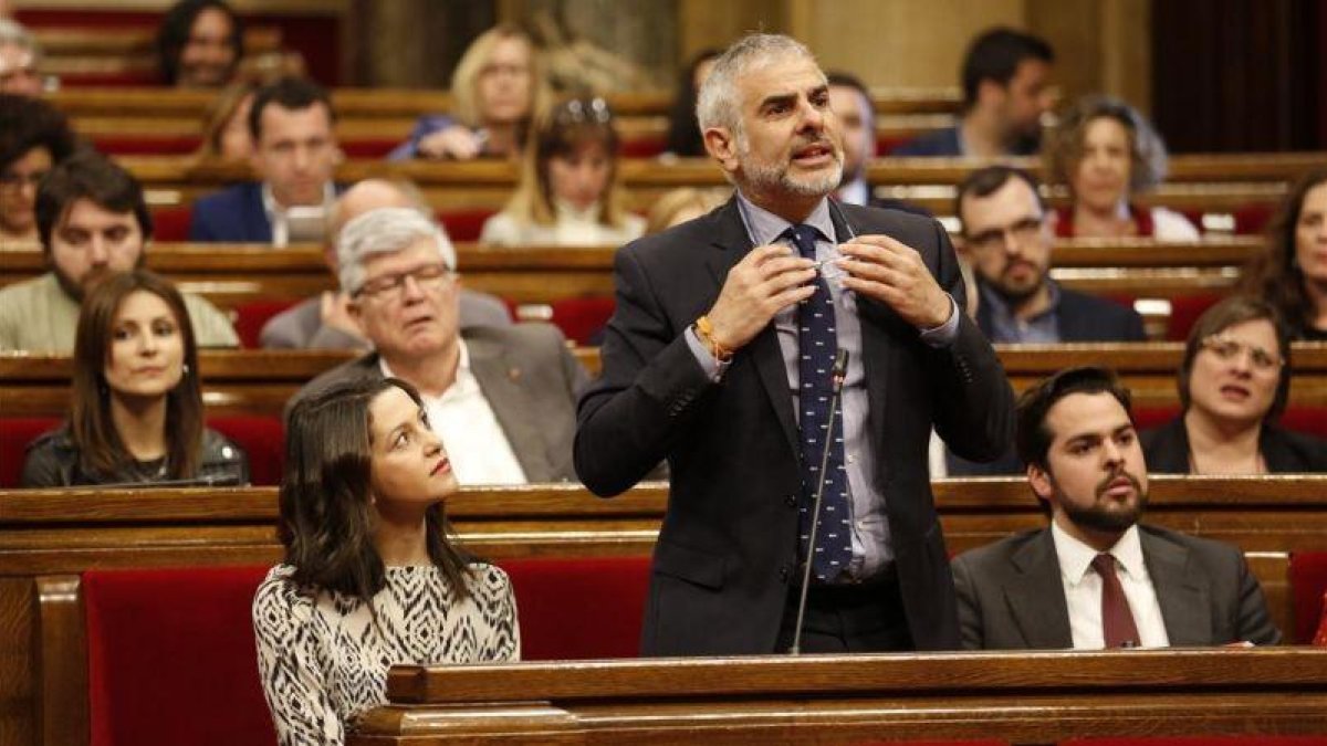 El portavoz de Ciutadans, Carlos Carrizosa, junto a su líder en Catalunya, Inés Arrimadas.-ALBERT BERTRAN