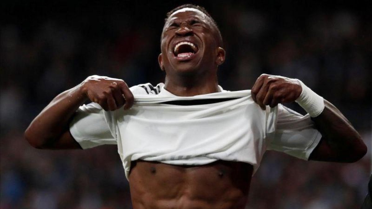 Vinicius Junior, jugador del Real Madrid, abatido al ser sustituido debido a una lesión en el partido donde quedaron eliminados de la Champions por el Ajax.-SUSANA VERA / REUTERS