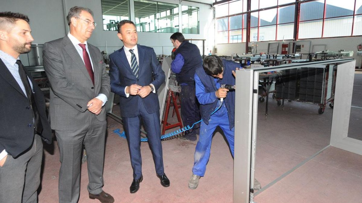 En el centro, Miguel Ängel Benavente junto a Guillermo Rilova en la visita a la empresa.-ISRAEL L. MURILLO