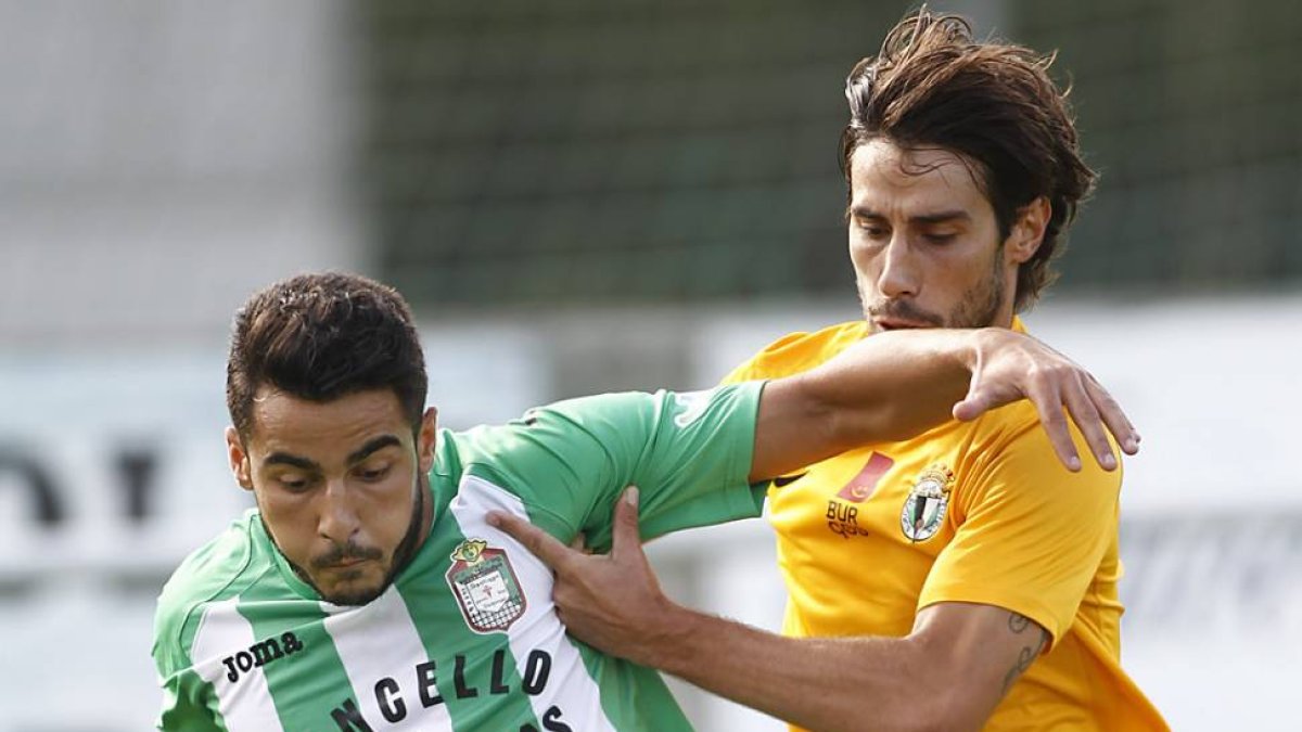 Andrés pugna por un balón con un jugador del Somozas.-ECB