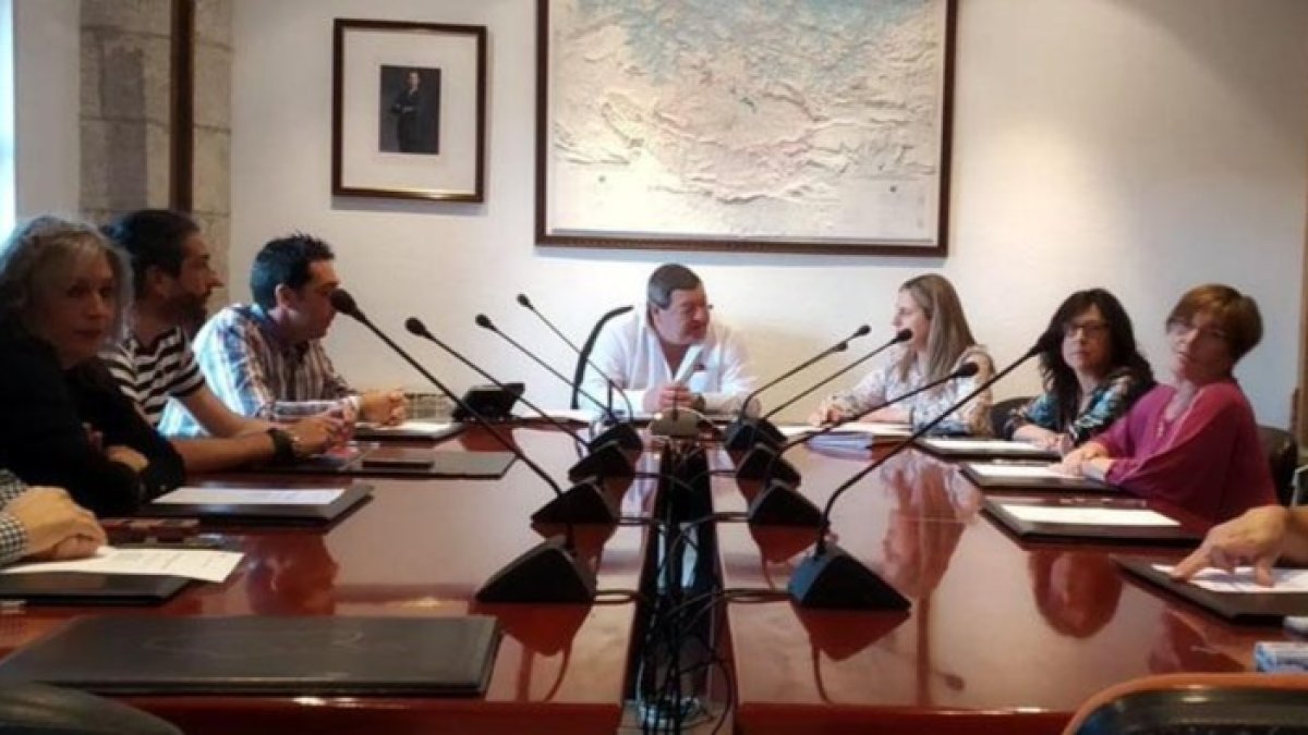Enrique Barbadillo (centro) con el resto de concejales treviñeses en una imagen de archivo. ECB