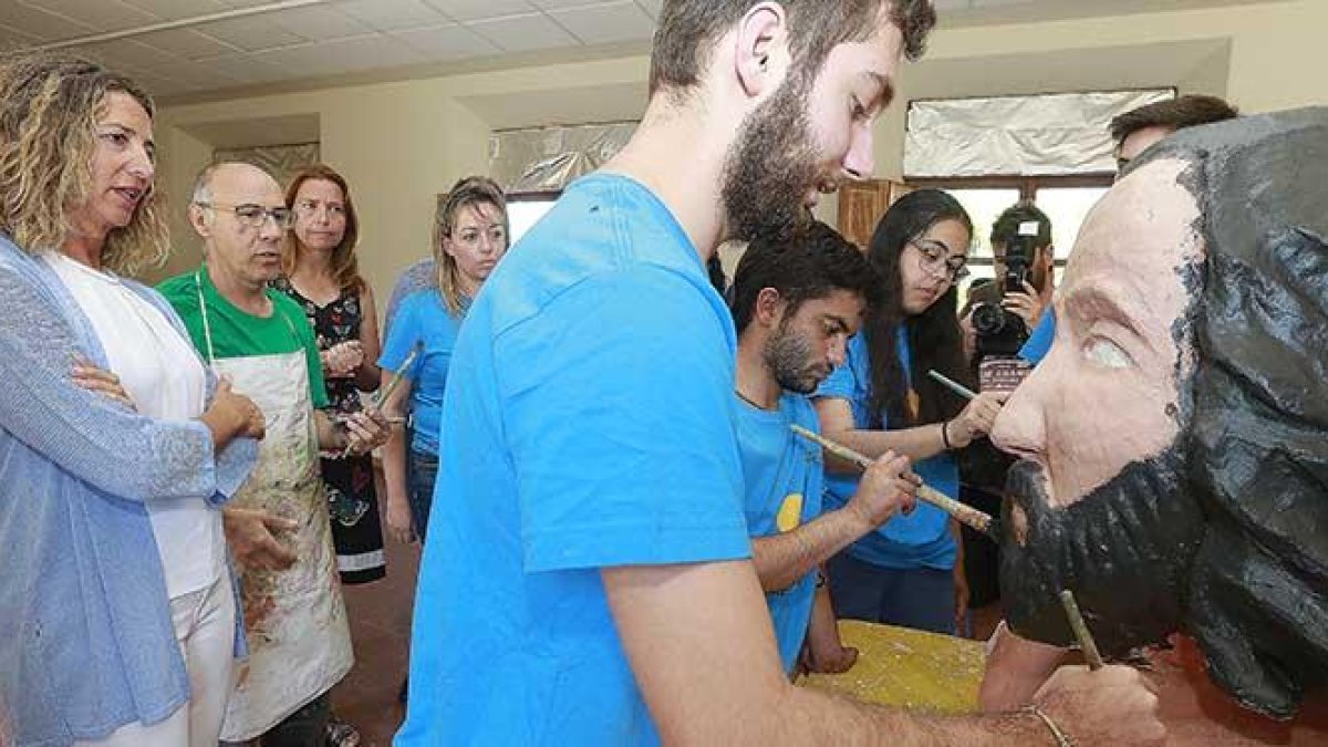 La consejera de Familia, Alicia García, observa el trabajo de varios jóvenes en el campo de voluntariado de Atapuerca.-RAÚL G. OCHOA