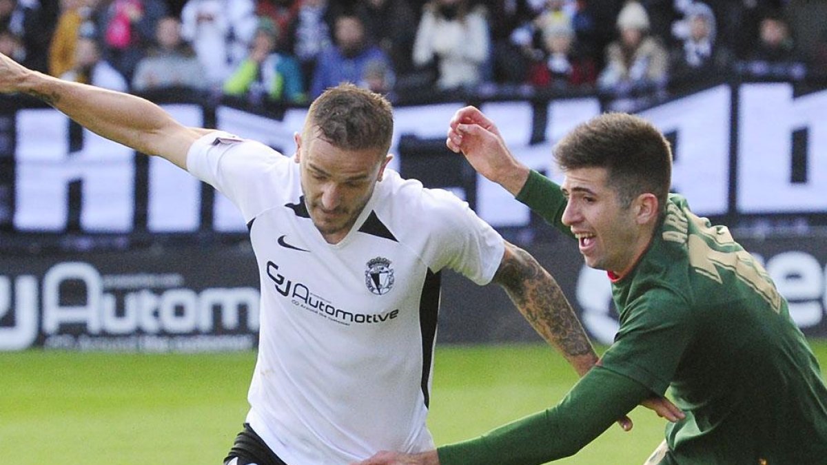 Borja Sánchez se deshace de un oponente en el choque ante el Athletic B.-ISRAEL L. MURILLO