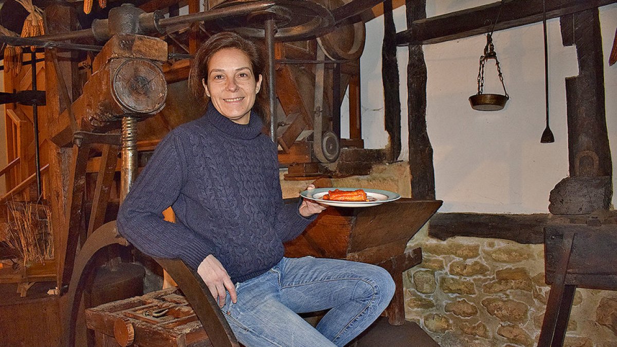 María Morales presenta un plato en el museo que recrea el viejo molino. ARGI