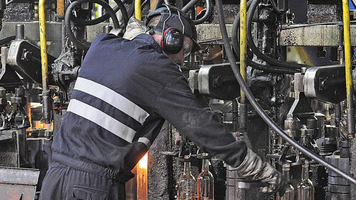 Imagen de un empleado en una fábrica de la capital.