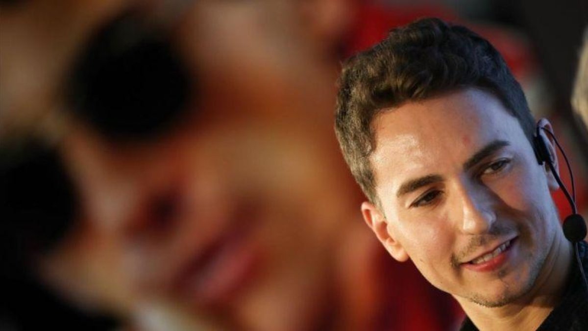 Jorge Lorenzo, junto a un retrato de Ayrton Senna.-ALEJANDRO CERESUELA