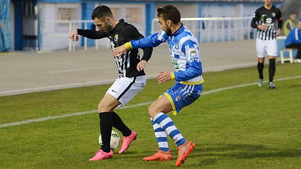 El extremo canario del Burgos CF Armiche trata de superar al defensor de la Arandina Edu Payá en una jugada del choque de ayer en El Montecillo-Alberto Calvo