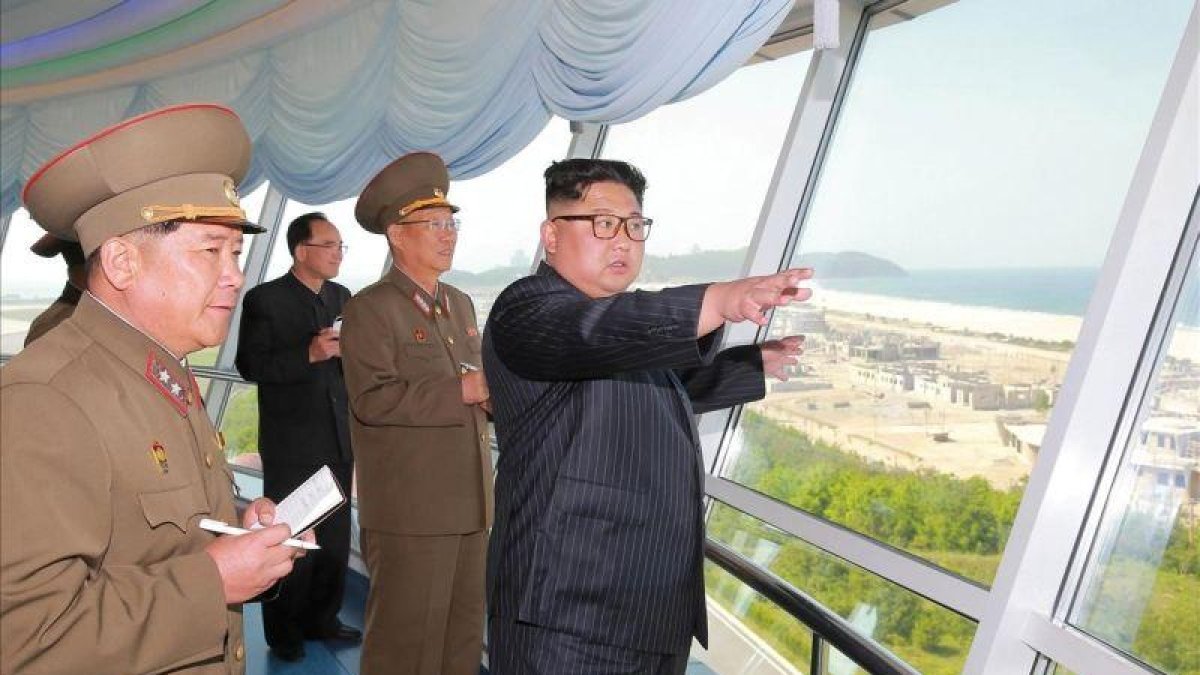 Kim Jong-un, durante unos ensayos nucleares.-KCNA