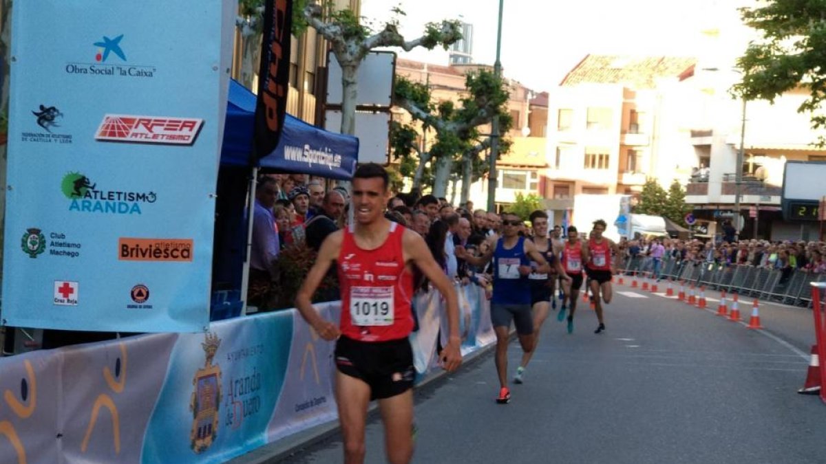 Nassim Hassaous entra victorioso en la meta.-ANDRÉS MARTÍN
