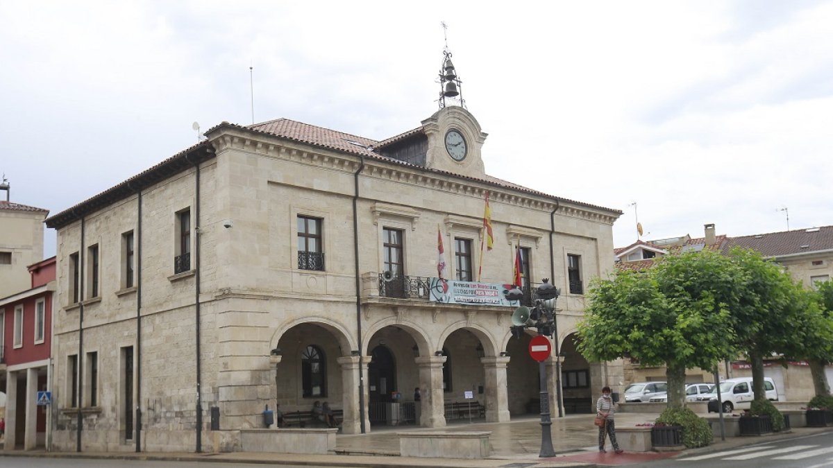 El epicentro de la villa es su ayuntamiento y la plaza en la que se ubica. RAÚL OCHOA